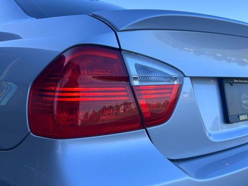 Used 2006 BMW 330i Sedan RWD image 4