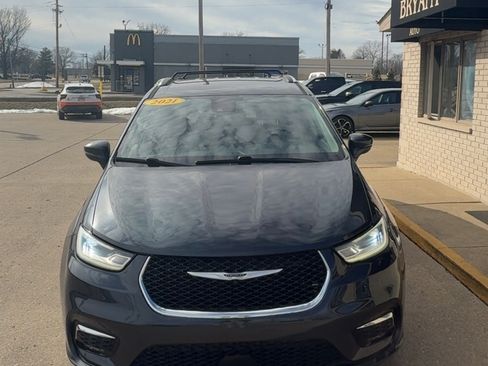 Used 2021 Chrysler Pacifica Touring-L image 3