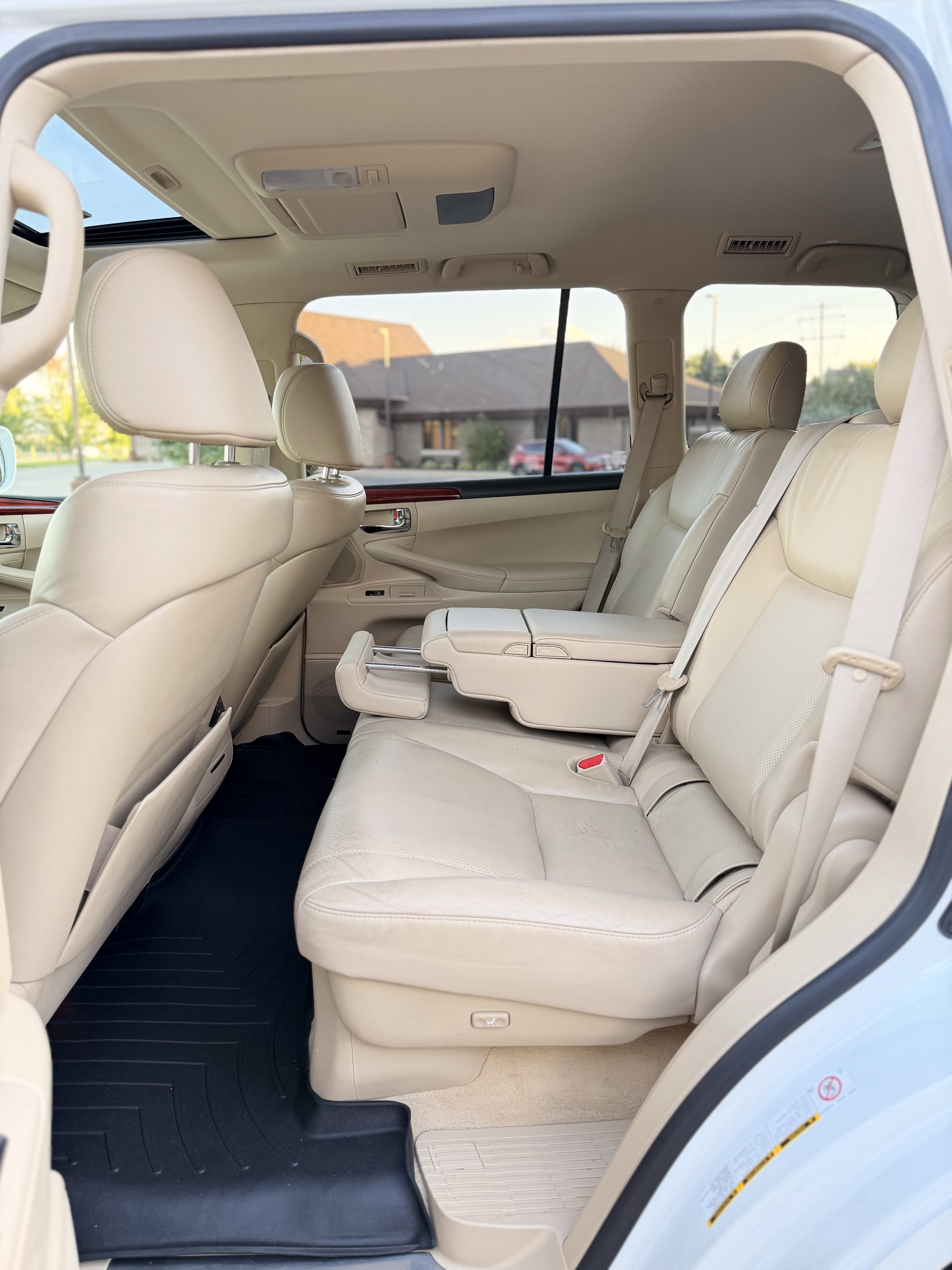 Used 2009 Lexus LX 570 4WD w/ 3rd Row & Luxury Pkg image 11