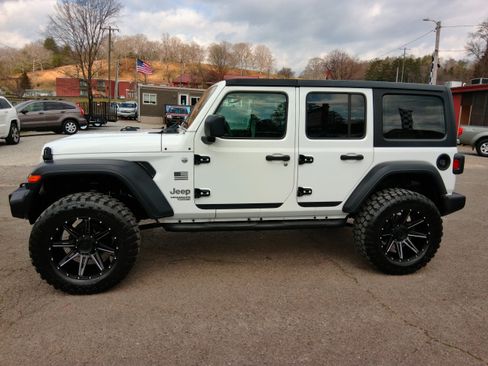 Used 2018 Jeep Wrangler Unlimited Sport image 2