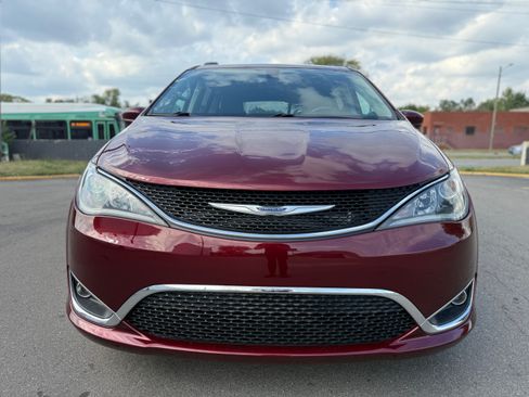Used 2017 Chrysler Pacifica Touring-L FWD image 2