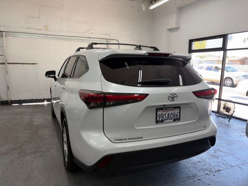 Used 2022 Toyota Highlander FWD LE V6 image 6