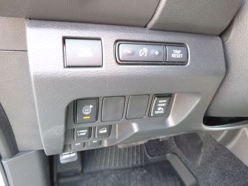 Used 2024 Nissan Frontier 4x4 Crew Cab image 17