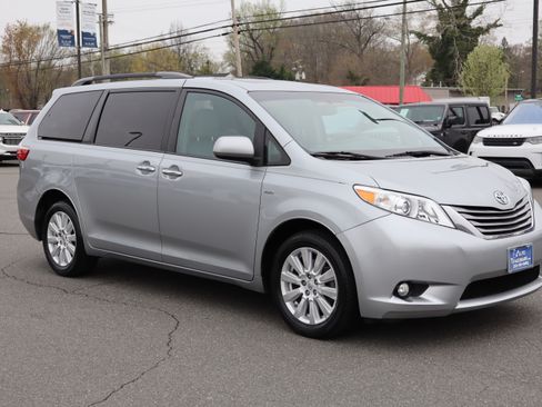 Used 2017 Toyota Sienna XLE image 10