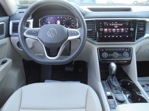 Used 2022 Volkswagen Atlas SE w/ Technology Package image 11