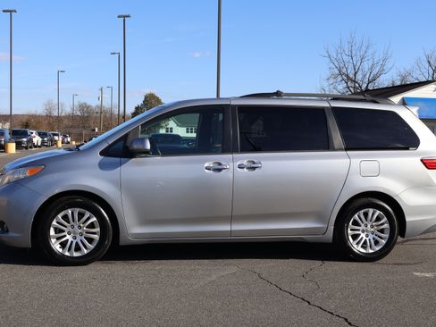 Used 2016 Toyota Sienna XLE Premium image 4