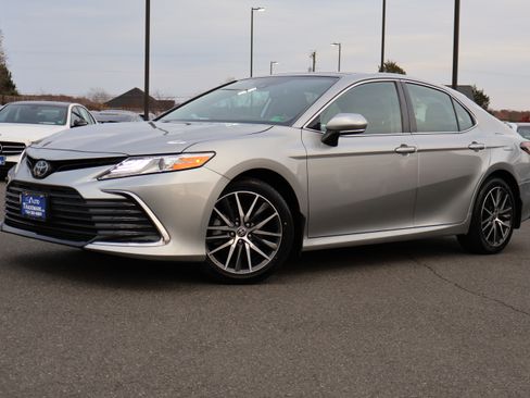 Used 2023 Toyota Camry XLE image 2