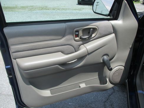 Used 2003 Chevrolet S10 Pickup 2WD Regular Cab image 18