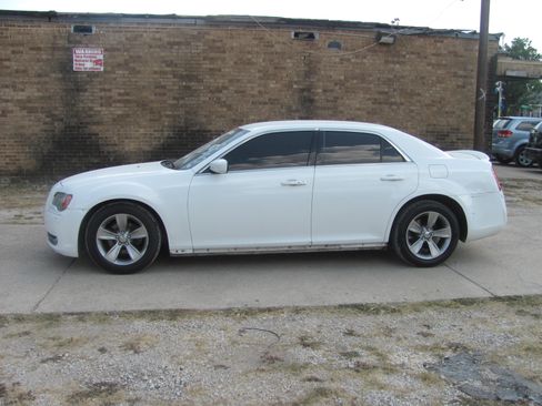 Used 2013 Chrysler 300 S RWD image 1