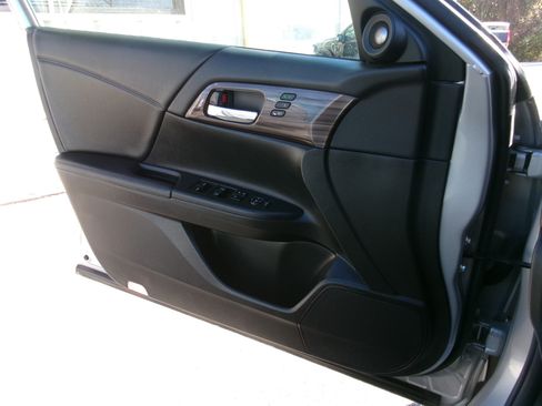 Used 2017 Honda Accord EX-L image 11