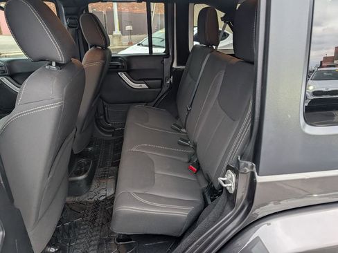 Used 2018 Jeep Wrangler Unlimited Sahara image 7