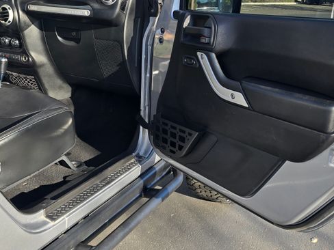 Used 2015 Jeep Wrangler Unlimited Sahara w/ Altitude image 23