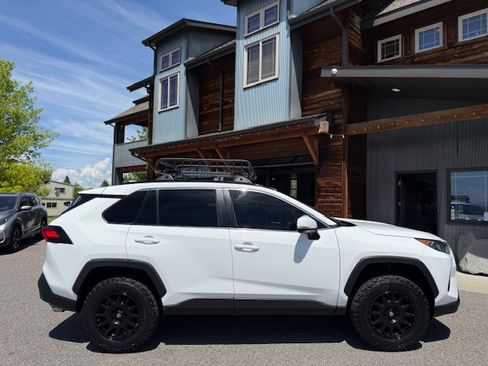 Used 2019 Toyota RAV4 AWD LE image 6
