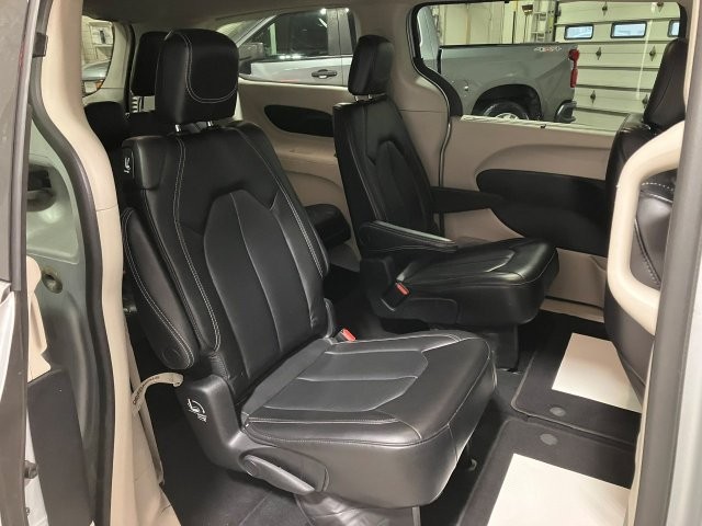 Used 2023 Chrysler Pacifica Touring-L FWD image 25