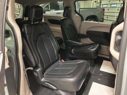 Used 2023 Chrysler Pacifica Touring-L image 25