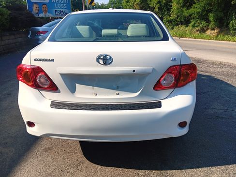 Used 2010 Toyota Corolla LE image 2