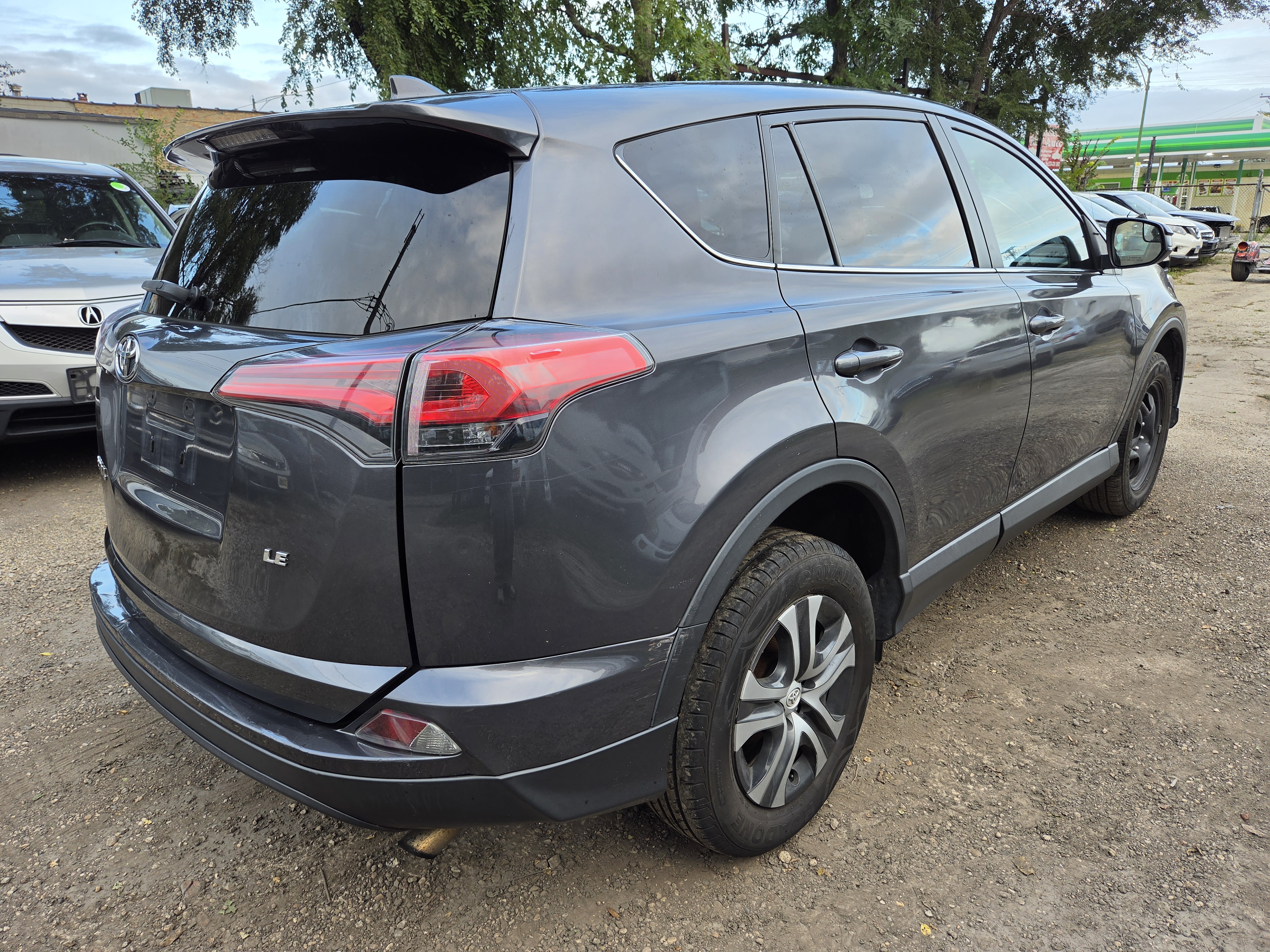 Used 2018 Toyota RAV4 FWD LE image 3