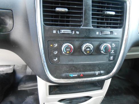 Used 2014 RAM C/V Tradesman image 18