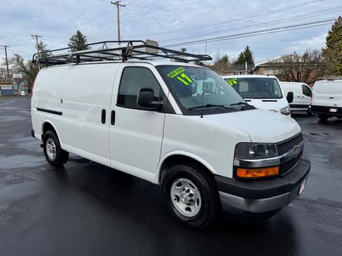 Used 2017 Chevrolet Express 3500 image 1