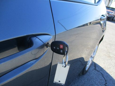 Used 2017 Toyota Corolla LE image 11