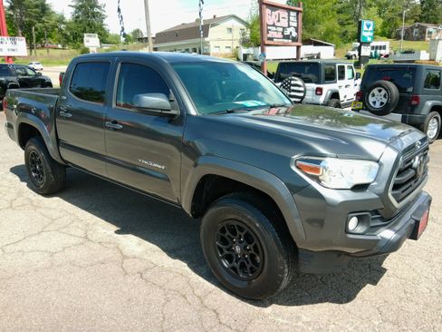 Used 2019 Toyota Tacoma 4x4 Double Cab SR5 image 6