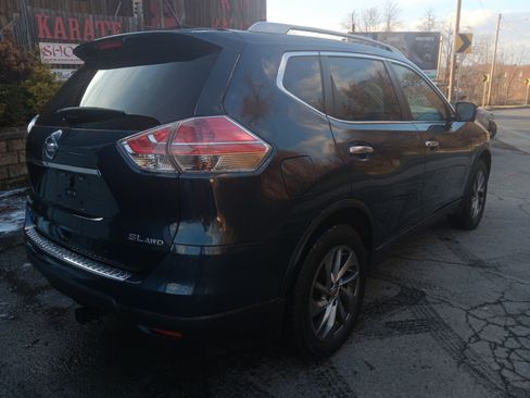 Used 2015 Nissan Rogue SV image 2