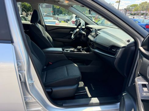 Used 2024 Nissan Rogue AWD SV image 17