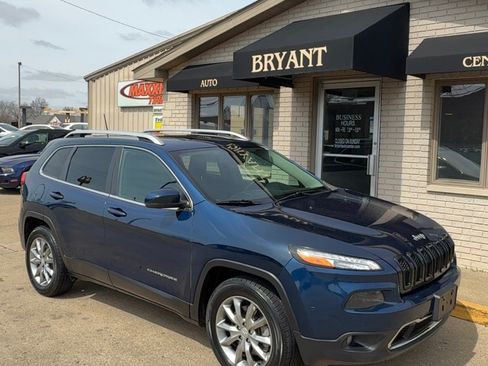 Used 2018 Jeep Cherokee Latitude image 2