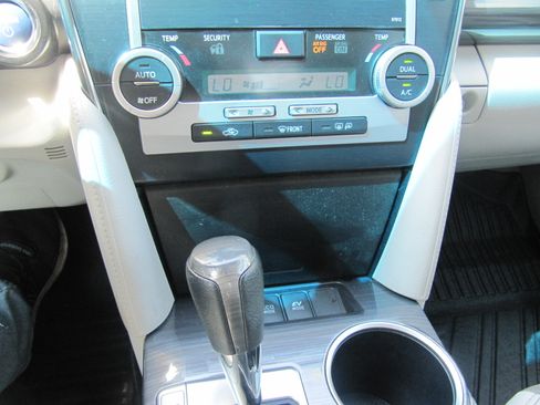 Used 2012 Toyota Camry Hybrid FWD image 16