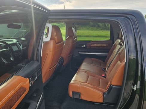 Used 2017 Toyota Tundra 4x4 CrewMax image 12