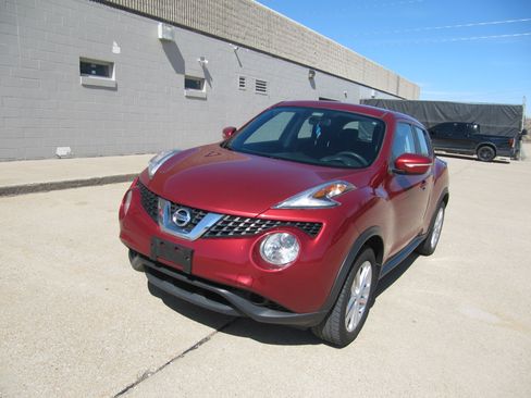 Used 2016 Nissan Juke SV image 2