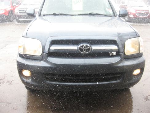 Used 2005 Toyota Sequoia SR5 image 2