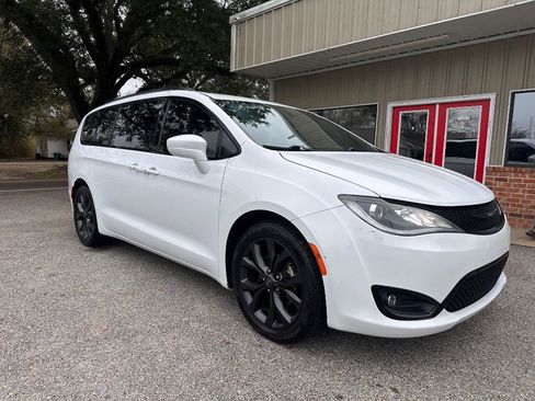 Used 2019 Chrysler Pacifica Touring Plus image 2