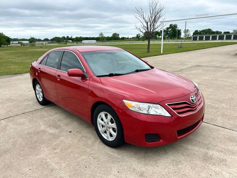 Used 2011 Toyota Camry FWD image 3