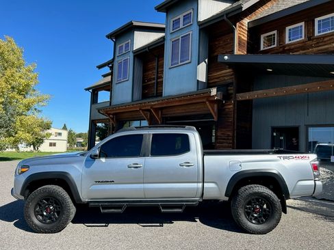Used 2022 Toyota Tacoma TRD Off-Road image 3