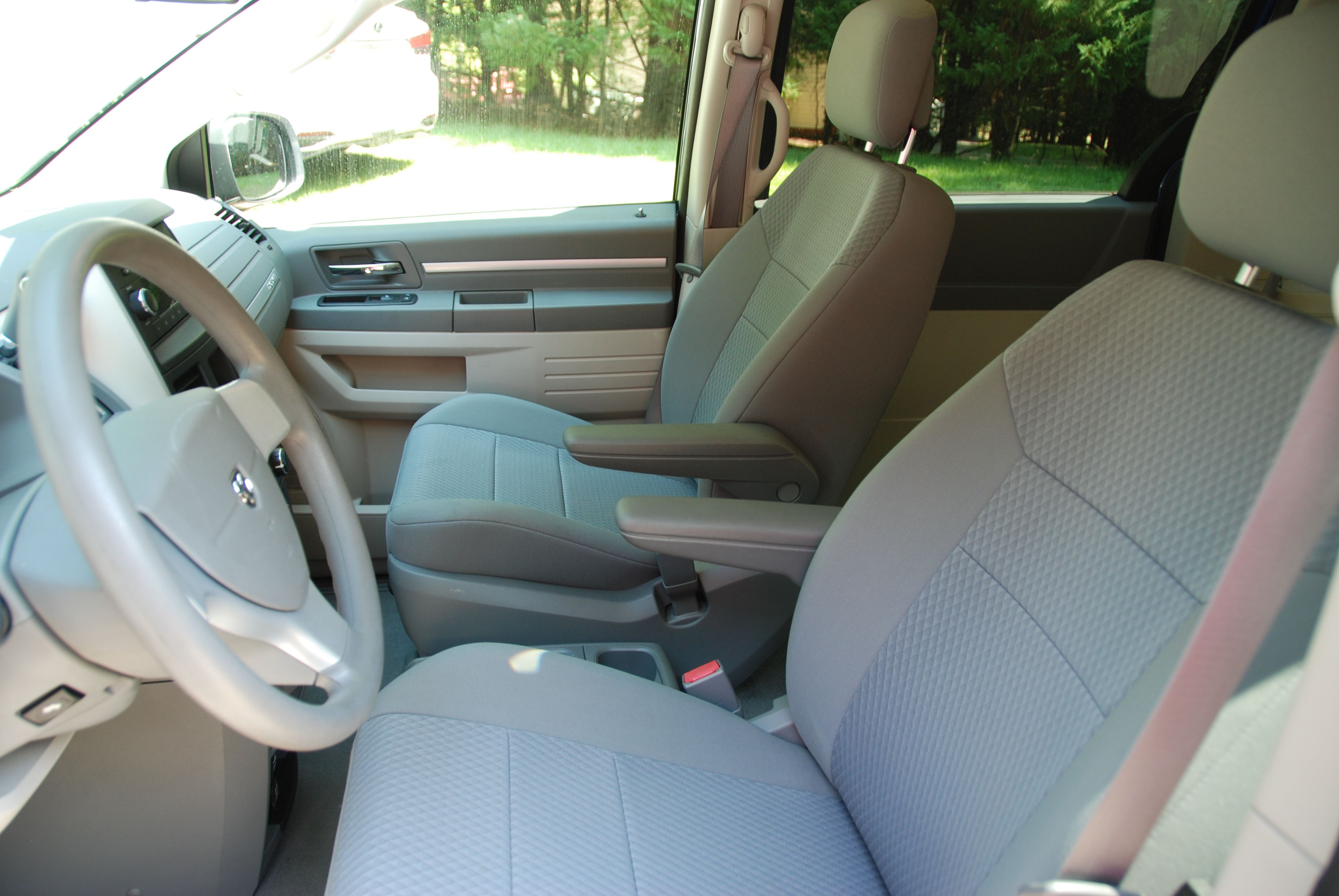 Used 2010 Dodge Grand Caravan SE FWD image 18
