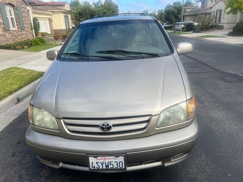 Used 2001 Toyota Sienna XLE FWD image 3