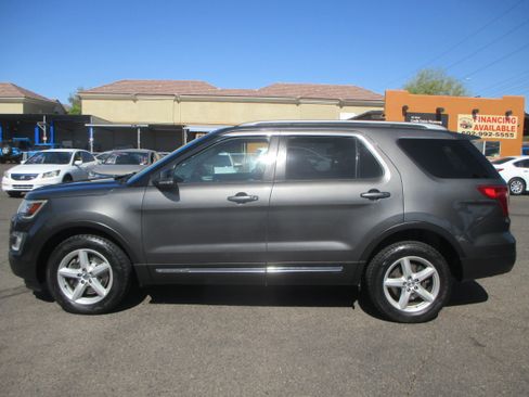 Used 2017 Ford Explorer 4WD XLT image 1