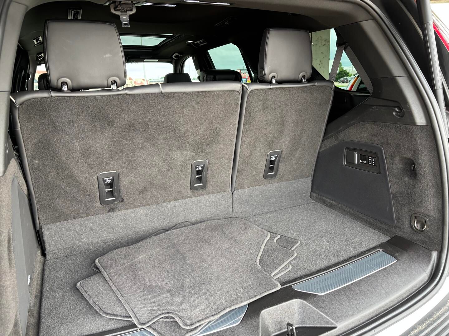 Used 2024 Cadillac Escalade 4WD Premium Luxury image 13