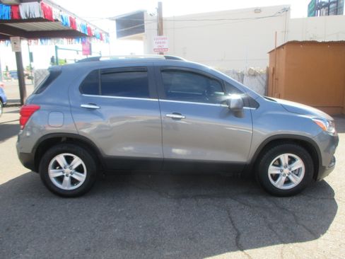Used 2020 Chevrolet Trax LT image 1