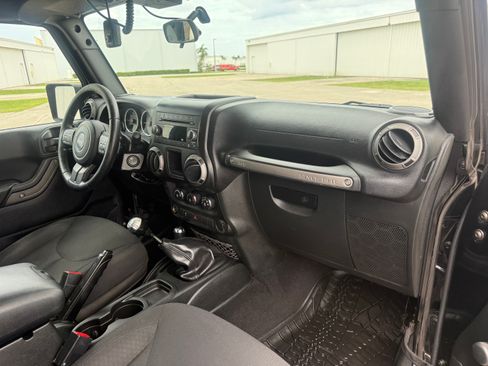 Used 2017 Jeep Wrangler Sport AWD/4WD image 12