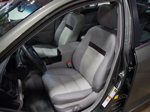 Used 2012 Toyota Camry XLE image 18