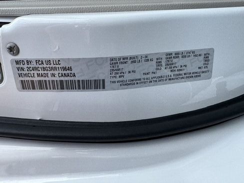 Used 2024 Chrysler Pacifica Touring-L FWD image 19