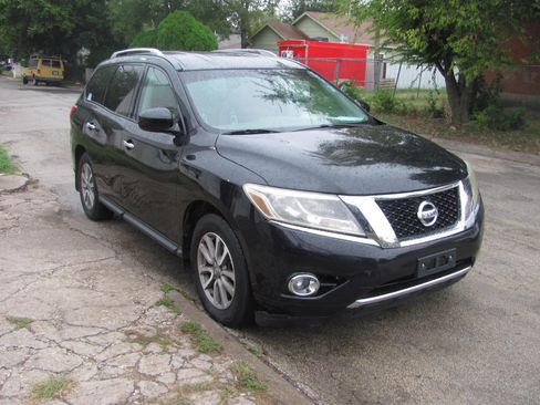 Used 2015 Nissan Pathfinder image 2