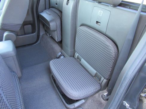 Used 2011 Nissan Frontier SV image 14