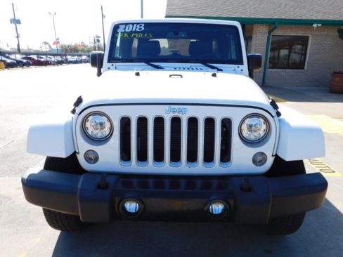 Used 2018 Jeep Wrangler Unlimited Sahara AWD/4WD image 3
