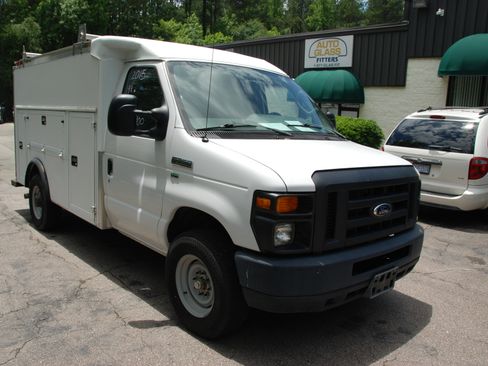 Used 2015 Ford E-350 and Econoline 350 Super Duty RWD image 2