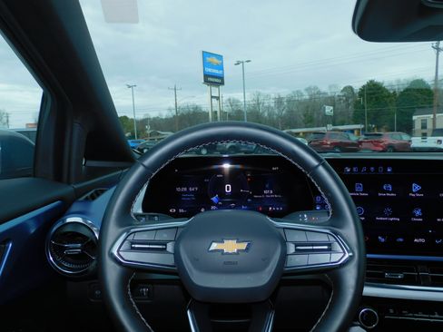 Used 2025 Chevrolet Equinox EV LT image 2