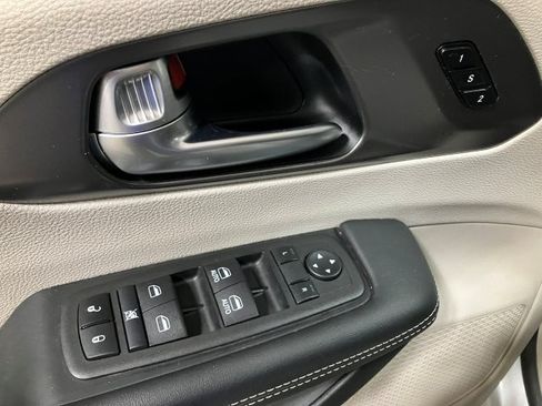 Used 2024 Chrysler Pacifica Touring-L image 9