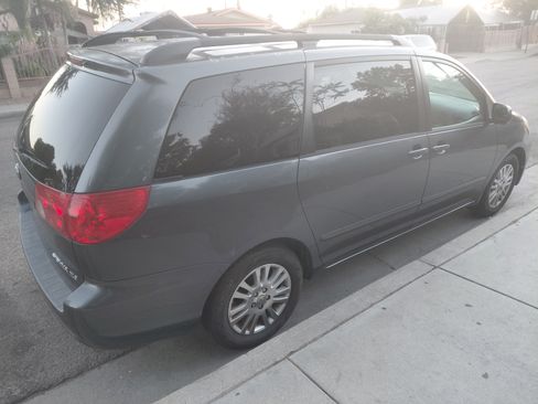 Used 2007 Toyota Sienna XLE image 2